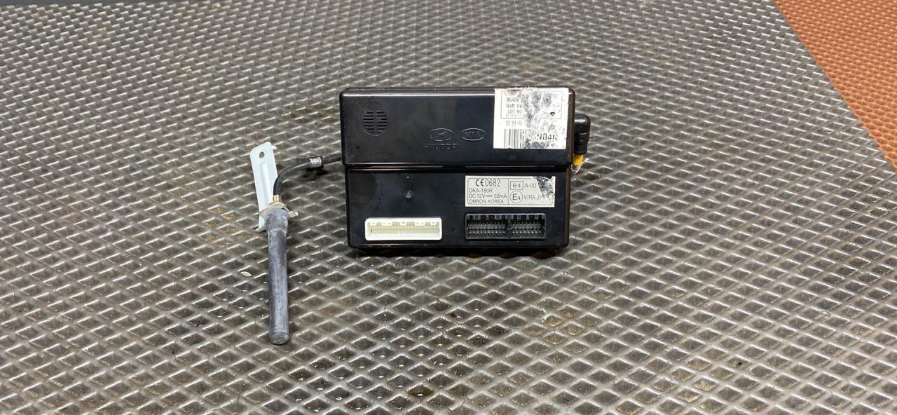 Блок комфорта BSM Kia Ceed 1 поколение ED 2009, 1.6 л., G4FC, бензин, МКПП, бежевый 8q - pewter silver, хетчбэк 3 дв., передний привод, 954001H040 - фото №1