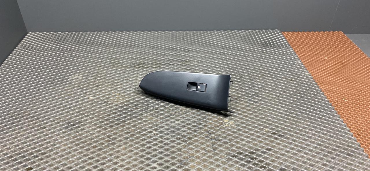 кнопка стеклоподъемника двери передней правой Kia Ceed 1 поколение ED 2009, 1.6 л., G4FC, бензин, МКПП, бежевый 8q - pewter silver, хетчбэк 3 дв., передний привод, 82361-1H300 - фото №1