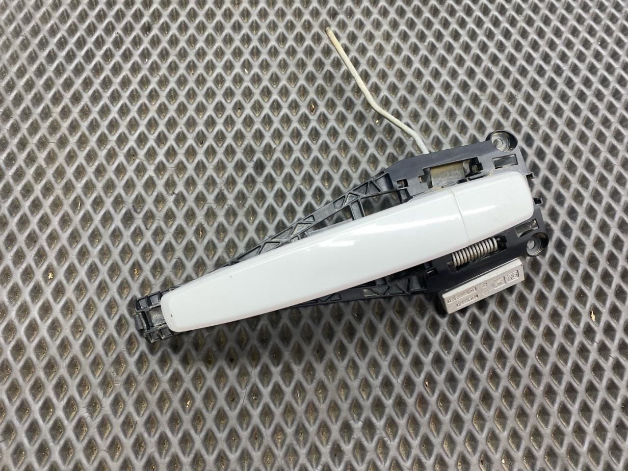 ручка наружная Chevrolet Cruze 1 поколение J305 2012, 1.8 л., Z 18 XER, бензин, МКПП, белый, хетчбэк 5 дв., передний привод, 92233089 - фото №1