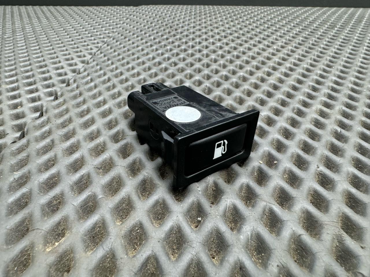 кнопка открытия лючка топливного бака Toyota Avensis 2 поколение (T250) (2003 - 2006), 156795 - фото №1