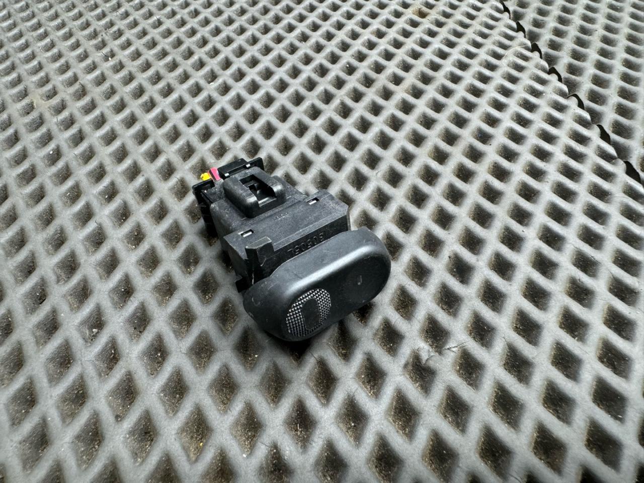 кнопка стеклоподъемника двери задней Chrysler PT Cruiser 1 поколение (2000 - 2006) - фото №1