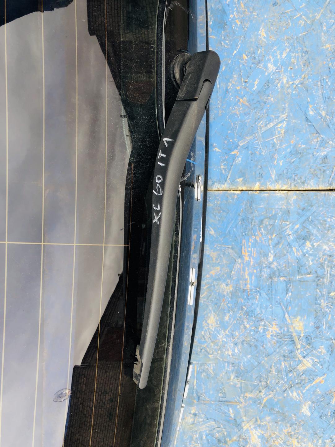 щеткодержатель задний Volvo XC60 1 поколение 2010, 2.4 л., дизель, АКПП, черный, универсал - фото №1