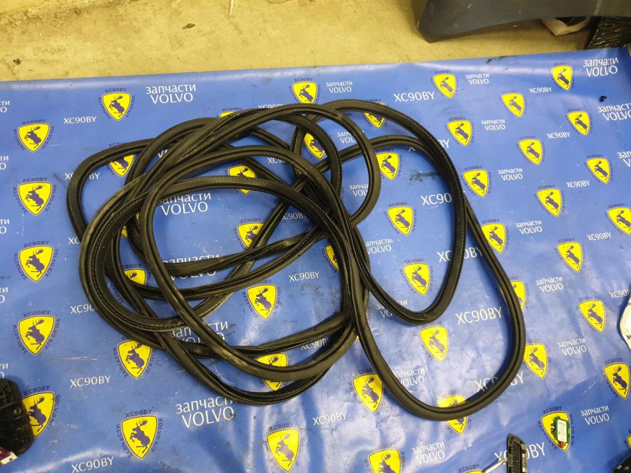 уплотнитель двери Volvo S90 2 поколение 2017, 2.0 л., дизель, серый, седан, правый руль - фото №1