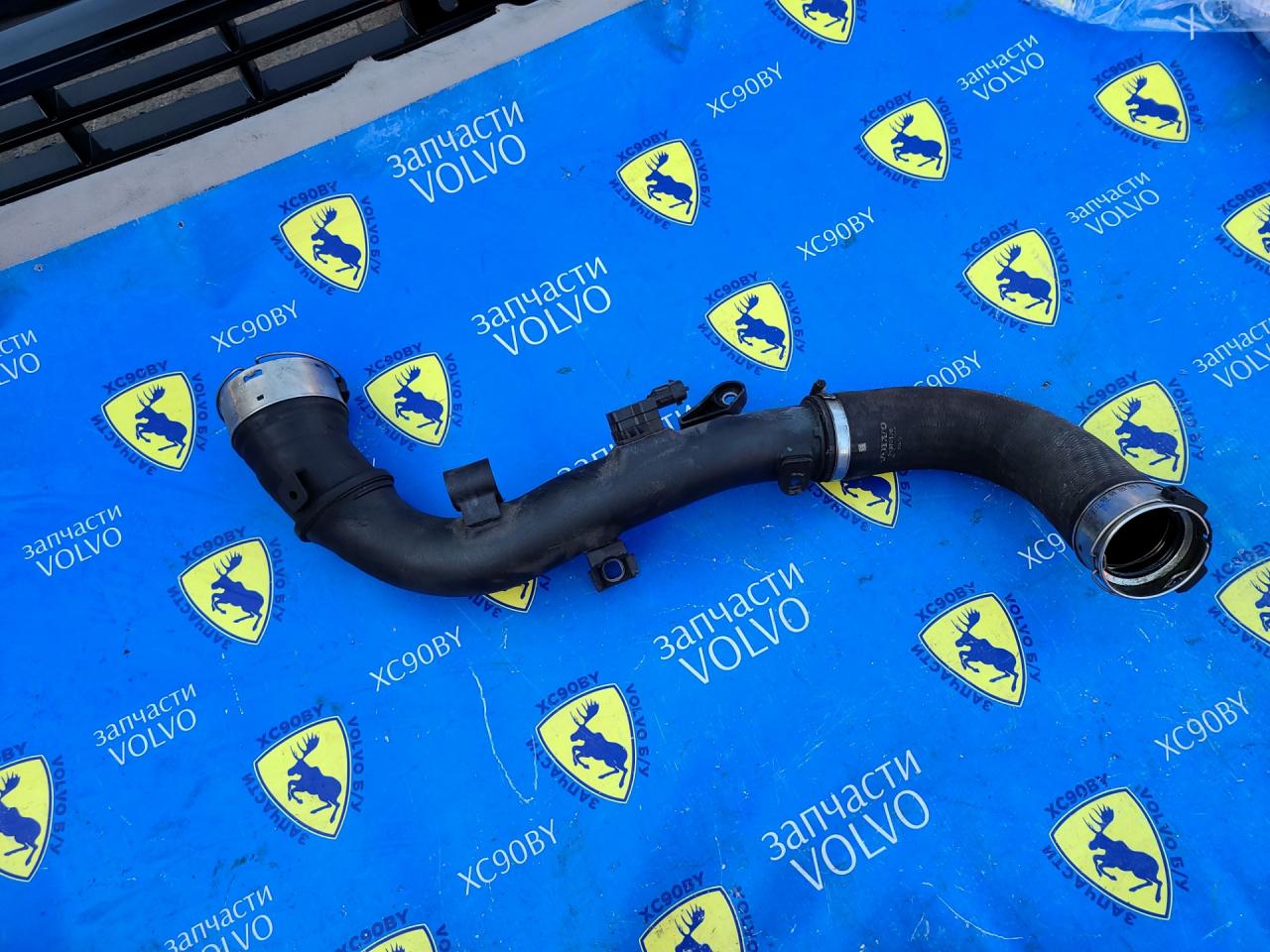 патрубок интеркулера Volvo XC90 2 поколение 2017, 2.0 л., бензин, АКПП, внедорожник 5 дв., правый руль, 31370126 - фото №1