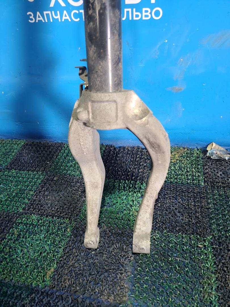 вилка амортизатора Volvo XC60 2 поколение 2020, 2.0 л., D4204T14, дизель, чёрный 717-46, внедорожник 5 дв., полный привод, правый руль, 31881984 - фото №1