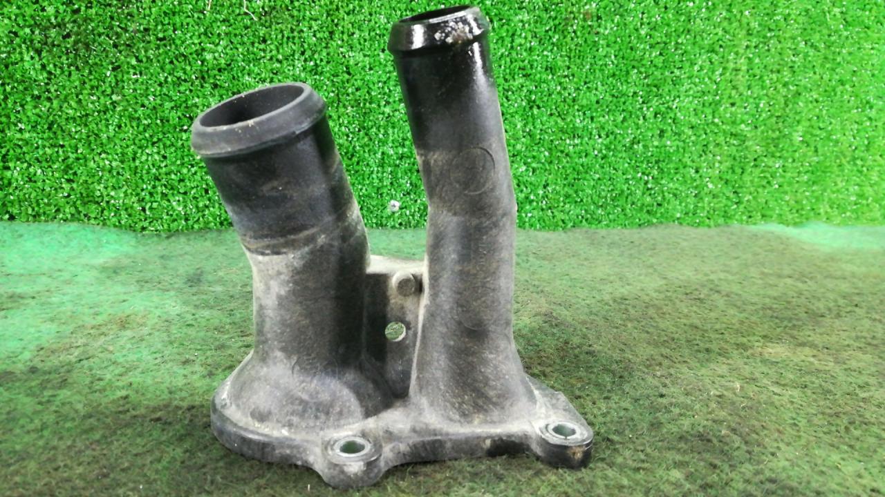 фланец (тройник) системы охлаждения Ford Fiesta 6 поколение 2012, 1.6 л., бензин, хетчбэк 5 дв., передний привод - фото №1