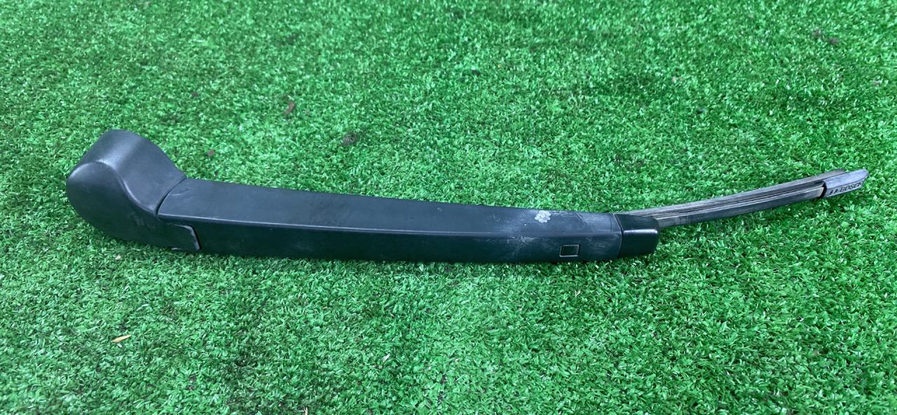 щеткодержатель задний Volkswagen Polo 5 поколение 2010, 1.2 л., CBZB, бензин, АКПП, красный, хетчбэк 5 дв., правый руль - фото №1