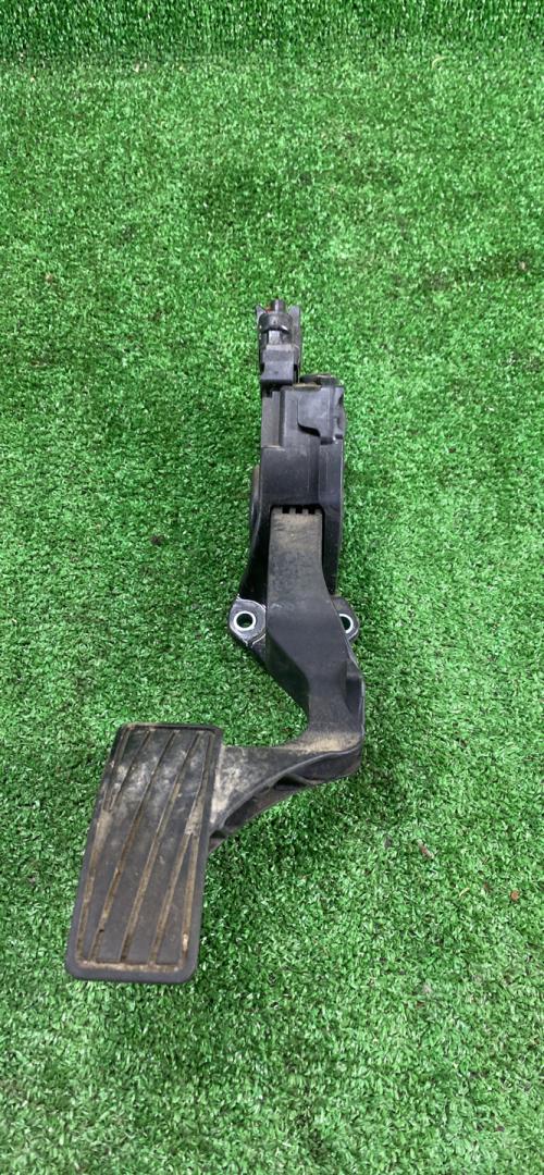 педаль Suzuki SX4 1 поколение 2006, 2.0 л., J20A, бензин, АКПП, золотистый, полный привод - фото №1