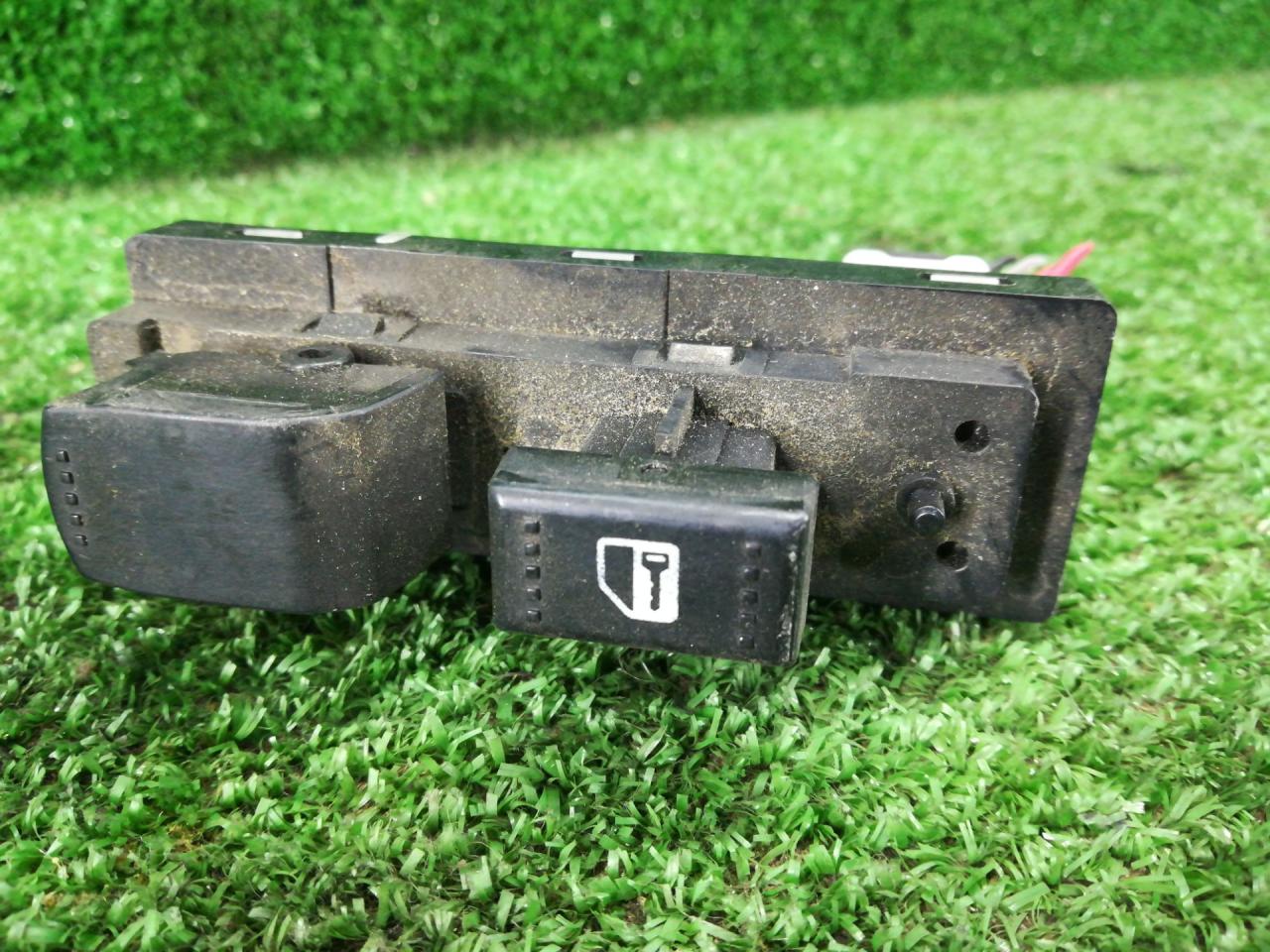 кнопка стеклоподъемника двери Suzuki SX4 1 поколение 2006, 2.0 л., J20A, бензин, АКПП, золотистый, полный привод - фото №1