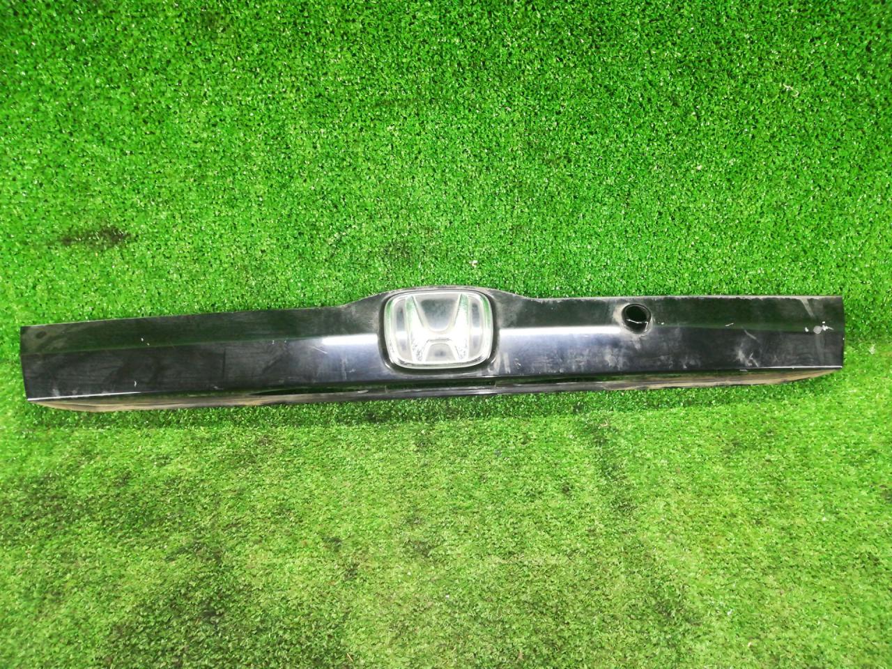 накладка двери (крышки) багажника Honda Jazz 2 поколение 2008, 1.5 л., бензин, АКПП, хетчбэк 5 дв. - фото №1