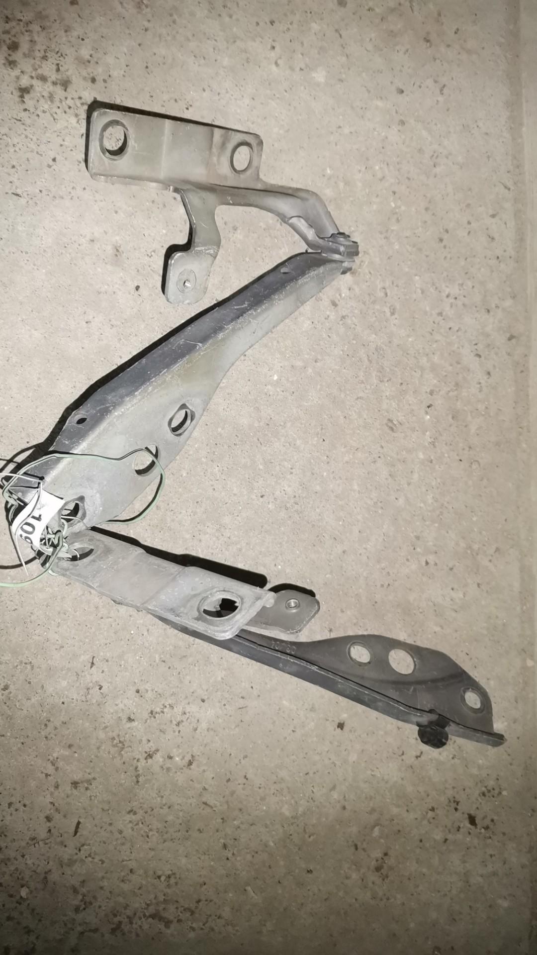 петля капота Volvo V50 1 поколение 2007, 2.4 л., B 5244 S5, бензин, АКПП, универсал - фото №1