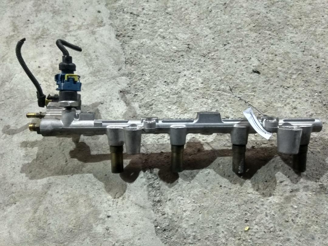 топливная рампа Alfa Romeo GT 1 поколение 2005, 2.0 л., бензин, АКПП, черный, купе, правый руль, 0261555016, 0100015175 - фото №1