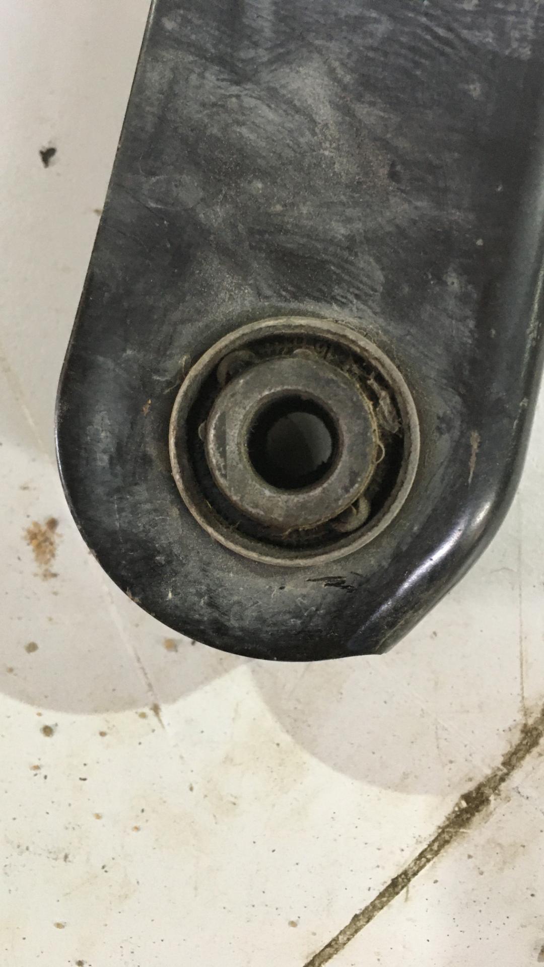 рычаг задний нижний Ford Escape 3 поколение C520 2015, 1.5 л., бензин, АКПП, белый, внедорожник 5 дв., правый руль - фото №1