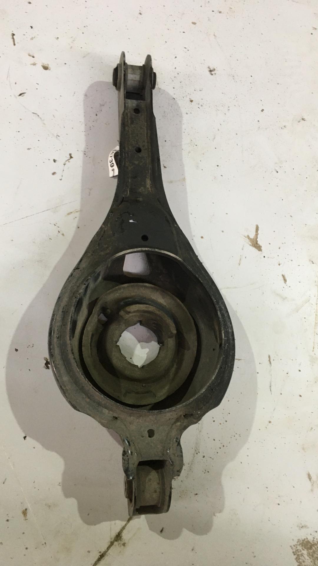 рычаг задний нижний Ford Escape 3 поколение C520 2015, 1.5 л., бензин, АКПП, белый, внедорожник 5 дв., правый руль - фото №1