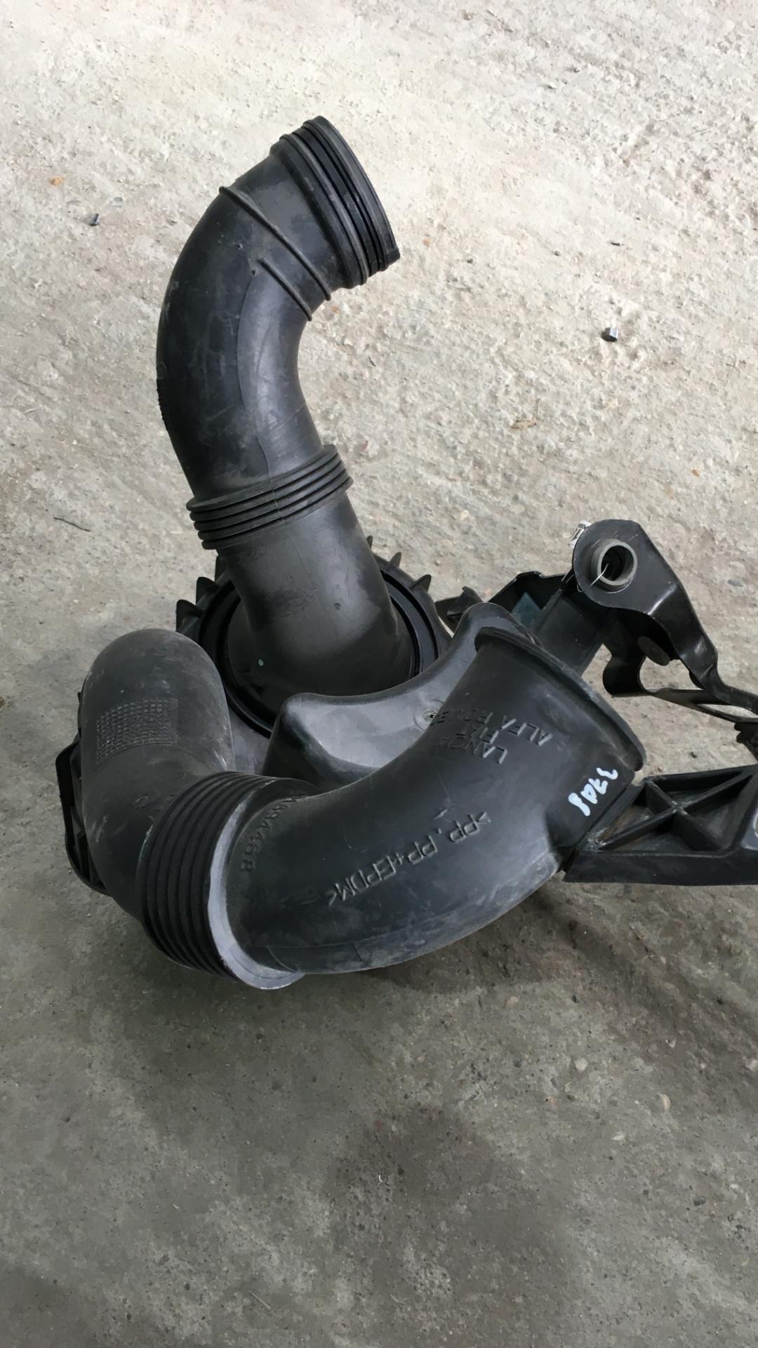 корпус воздушного фильтра Alfa Romeo Giulietta 3 поколение 2014, 2.0 л., 940 B4.000, дизель, АКПП, хетчбэк 5 дв. - фото №1