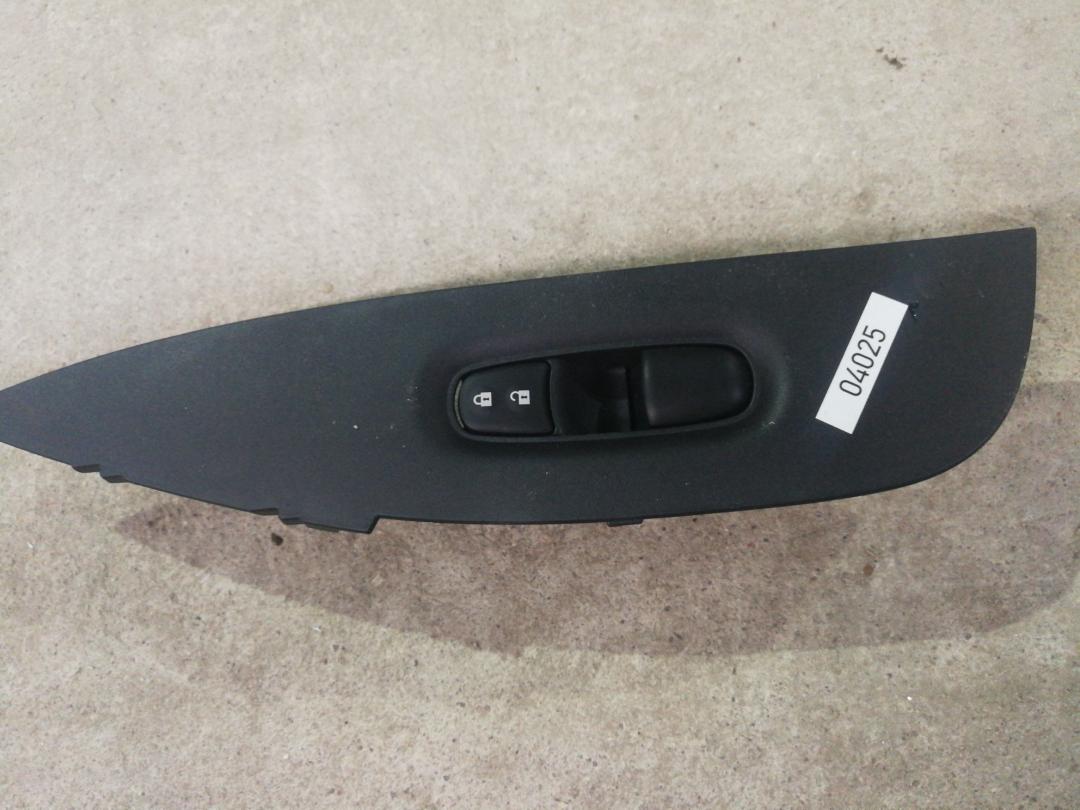 кнопка стеклоподъемника двери Nissan Qashqai 2 поколение 2016, 2.0 л., MR20DD, бензин, АКПП, внедорожник 5 дв., полный привод - фото №1