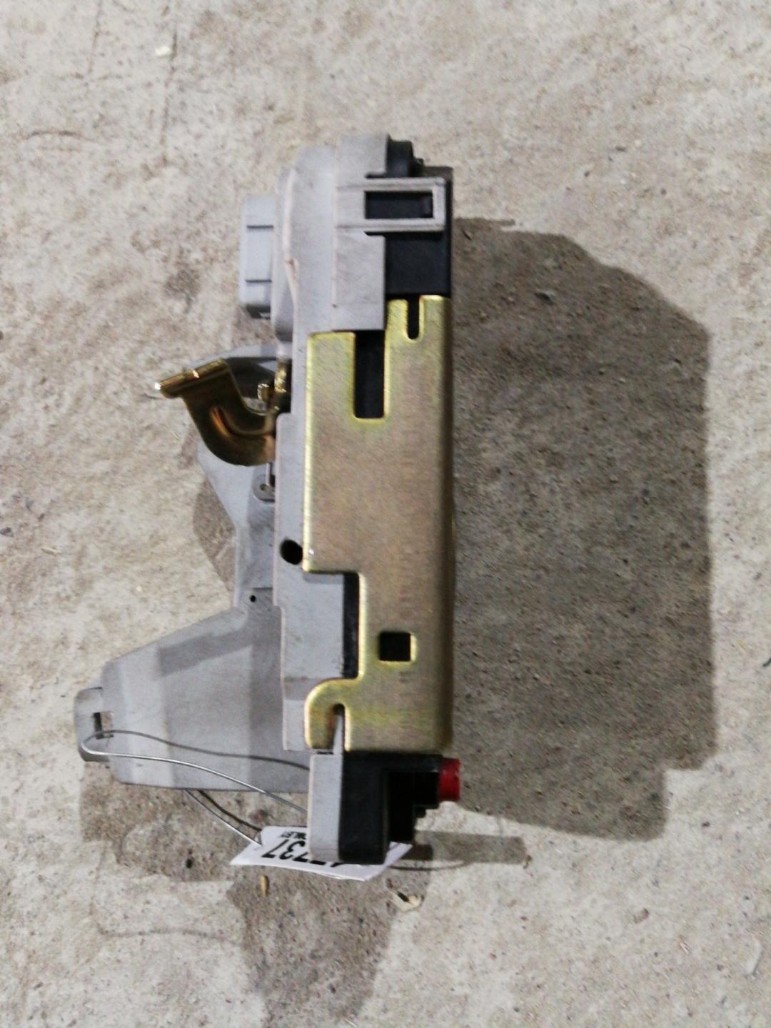 замок двери задней левой Peugeot 307 1 поколение 2003, 2.0 л., бензин, АКПП, красный, универсал, правый руль - фото №1