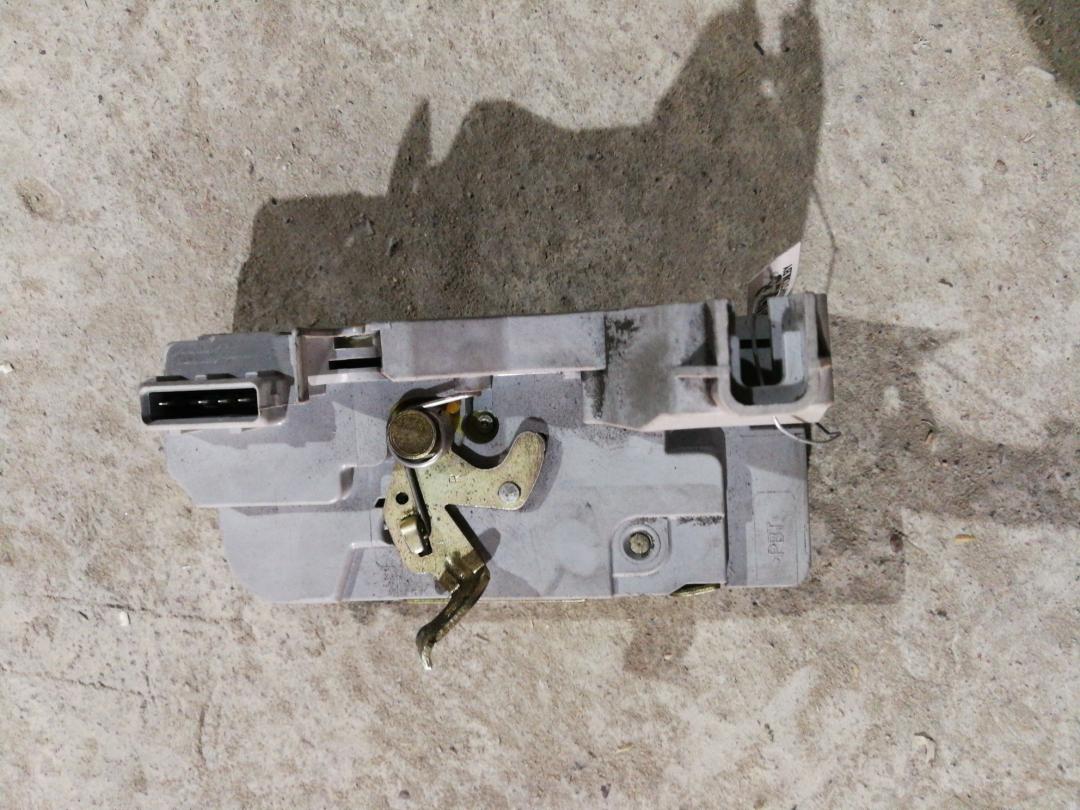 замок двери задней правой Peugeot 307 1 поколение 2003, 2.0 л., бензин, АКПП, красный, универсал, правый руль - фото №1