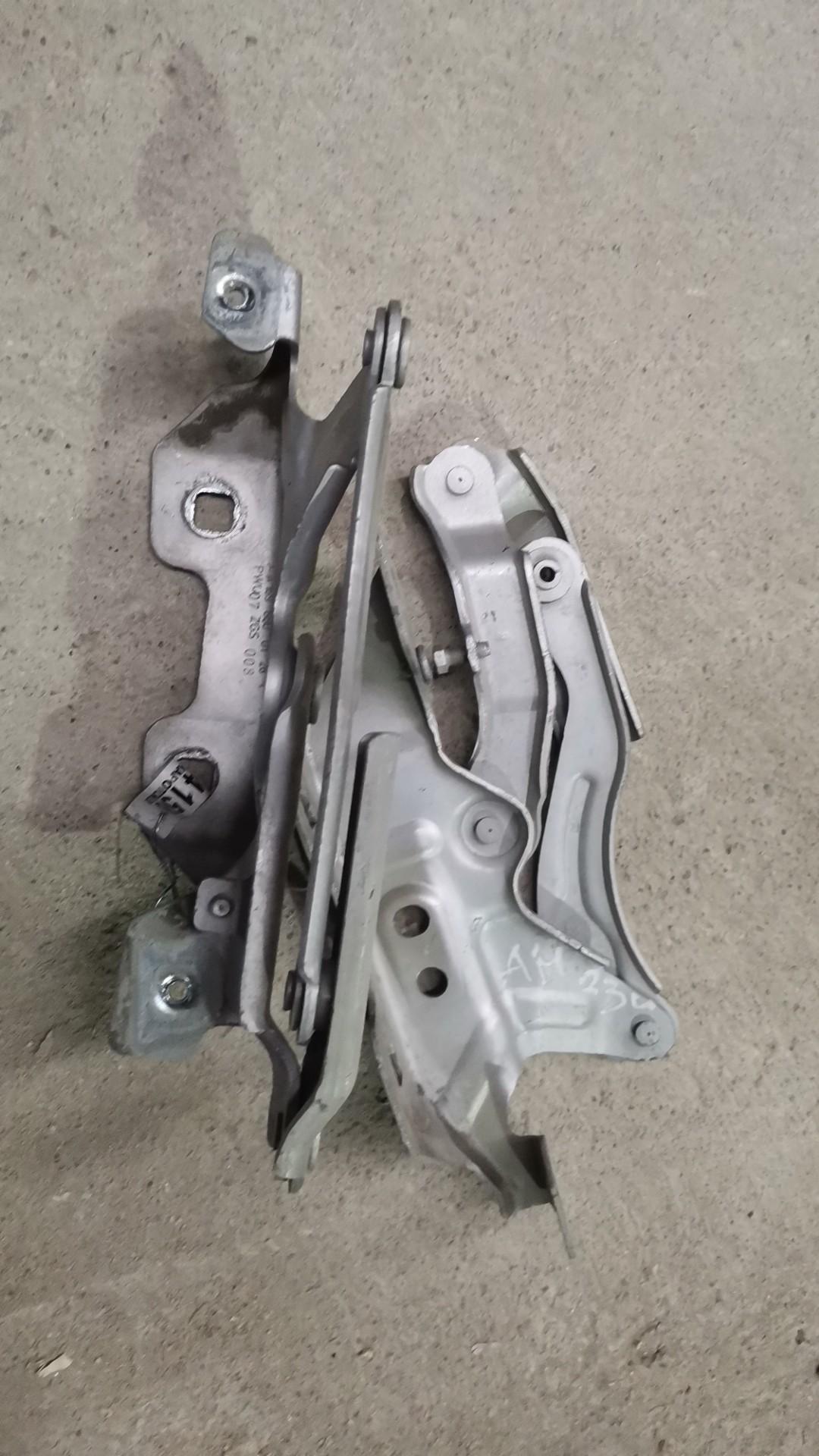 петля капота Mercedes-Benz A-Класс W169 2005, 2.0 л., бензин, АКПП, серебристый, хетчбэк 5 дв. - фото №1