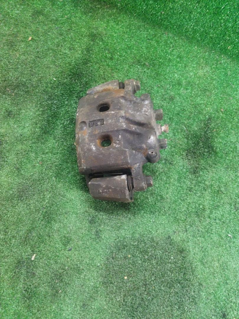 суппорт передний левый Mitsubishi Space Wagon 3 поколение (Typ N50) 2000, 2.4 л. - фото №1