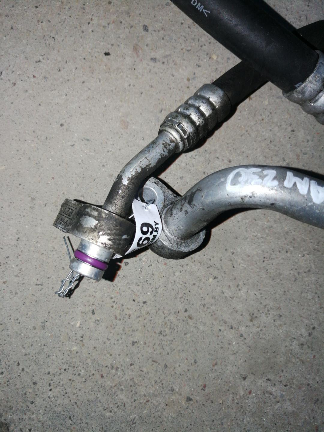 трубка кондиционера Volkswagen Polo 5 поколение 2010, 1.2 л., CBZB, бензин, АКПП, красный, хетчбэк 5 дв., правый руль - фото №1