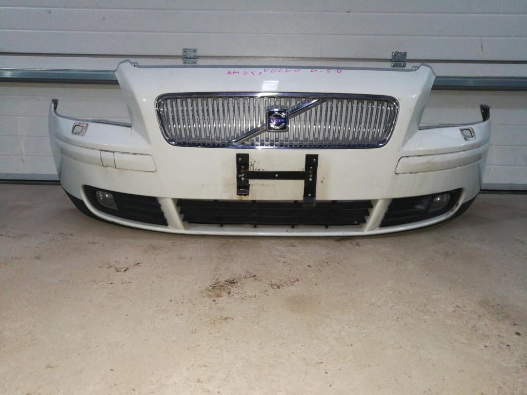 бампер передний Volvo V50 1 поколение 2007, 2.4 л., бензин, АКПП, белый, универсал, правый руль - фото №1