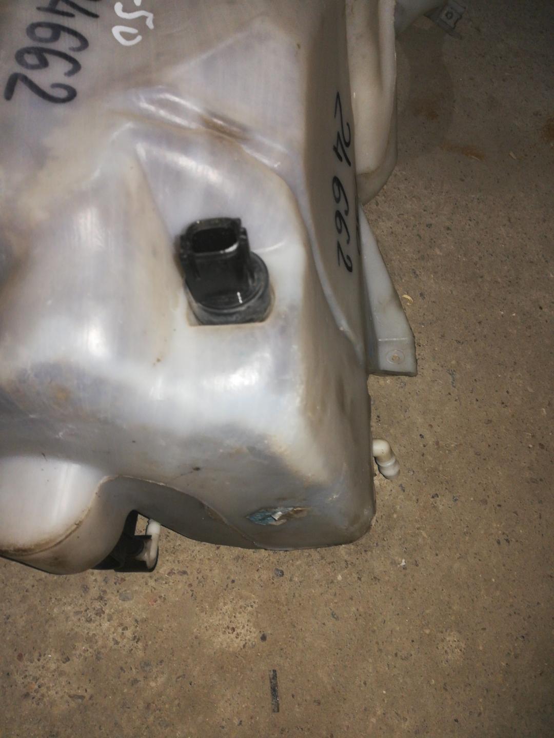 бачок омывателя Volvo V50 1 поколение 2007, 2.4 л., бензин, АКПП, белый, универсал, правый руль - фото №1