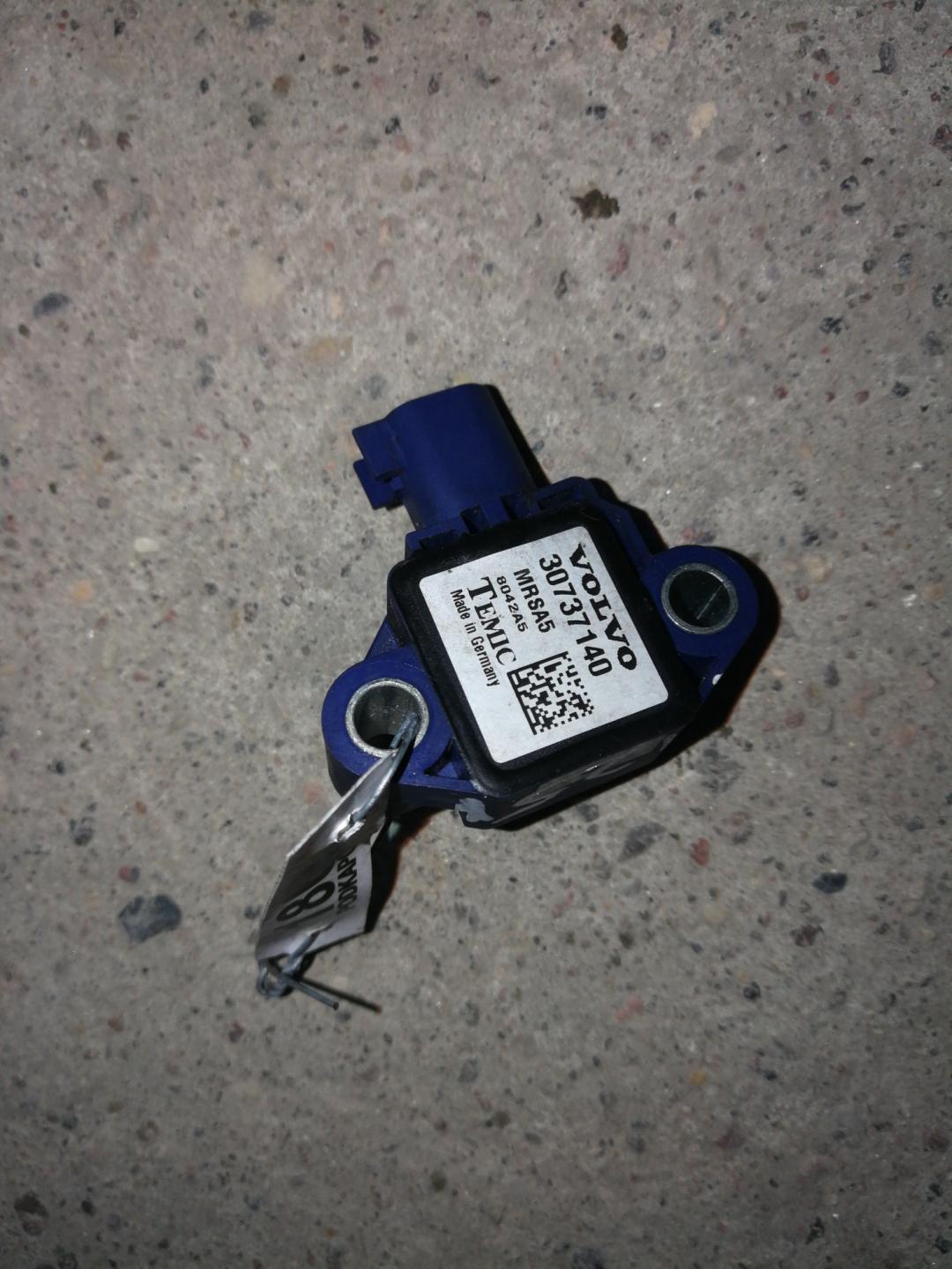 датчик удара Volvo V50 1 поколение 2007, 2.4 л., бензин, АКПП, белый, универсал, правый руль, 30737140 - фото №1