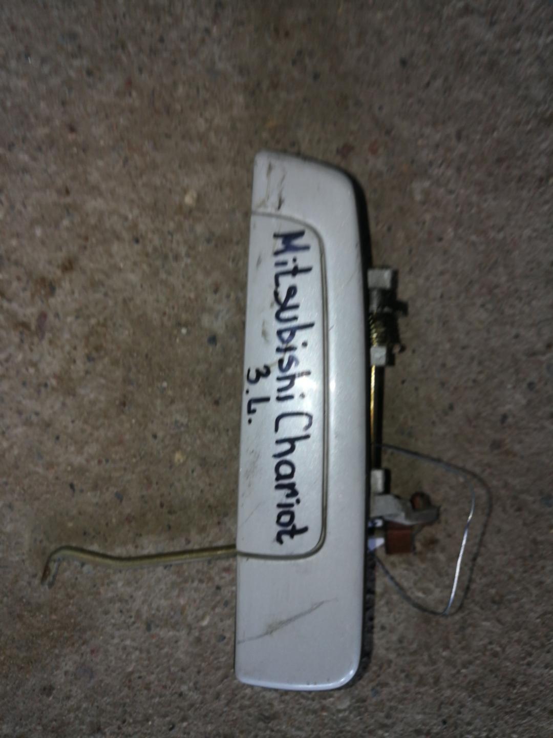 ручка наружная задняя левая Mitsubishi Space Wagon 3 поколение (Typ N50) 1999, 2.4 л., 4G64 (GDI), бензин, минивэн - фото №1