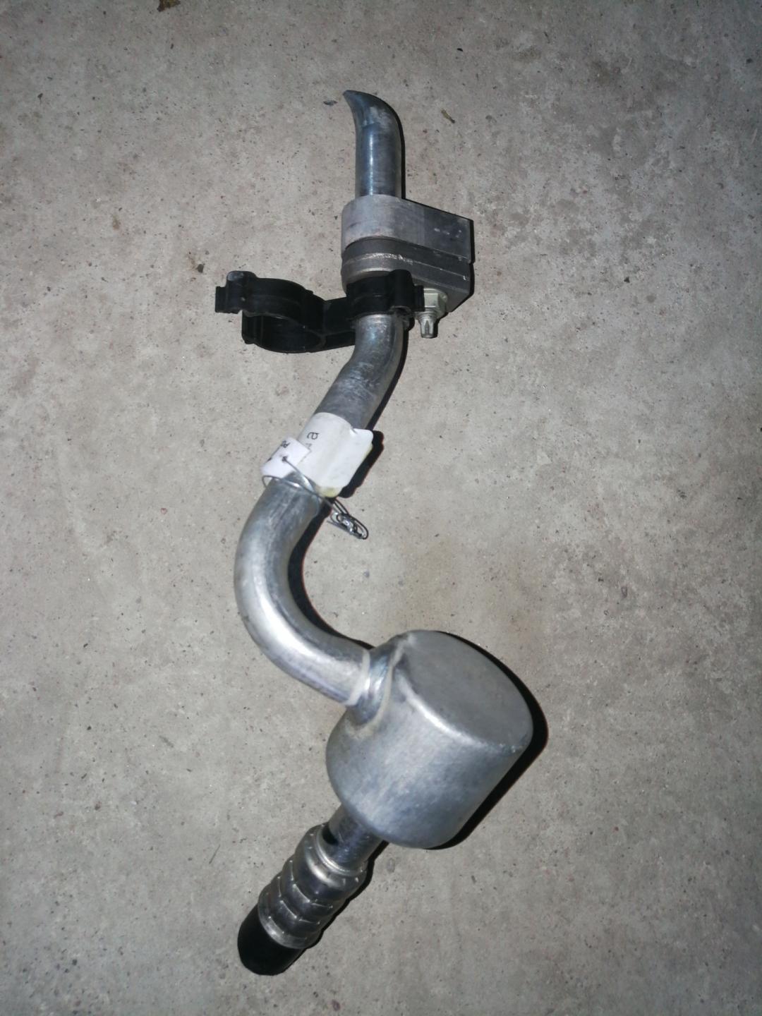 трубка кондиционера Ford Kuga 2 поколение 2015, 2.0 л., T8MB, дизель, АКПП, черный, внедорожник 5 дв., правый руль - фото №1