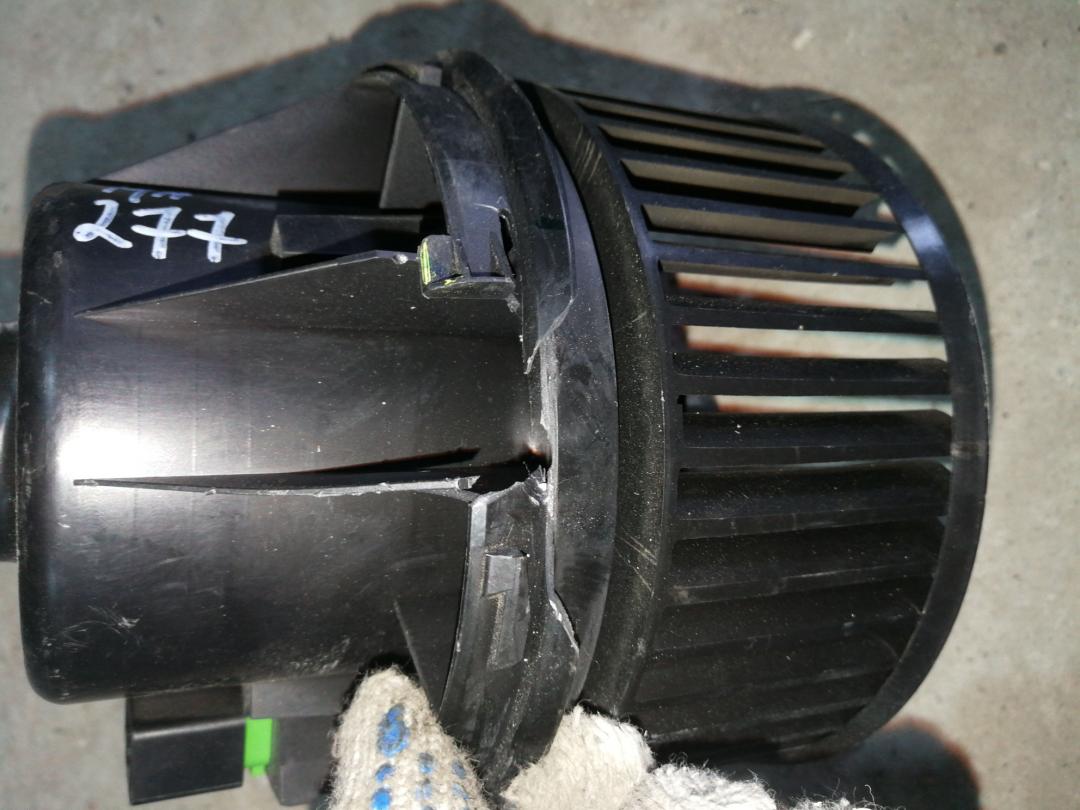 моторчик печки Ford Kuga 2 поколение 2015, 2.0 л., T8MB, дизель, АКПП, черный, внедорожник 5 дв., правый руль - фото №1