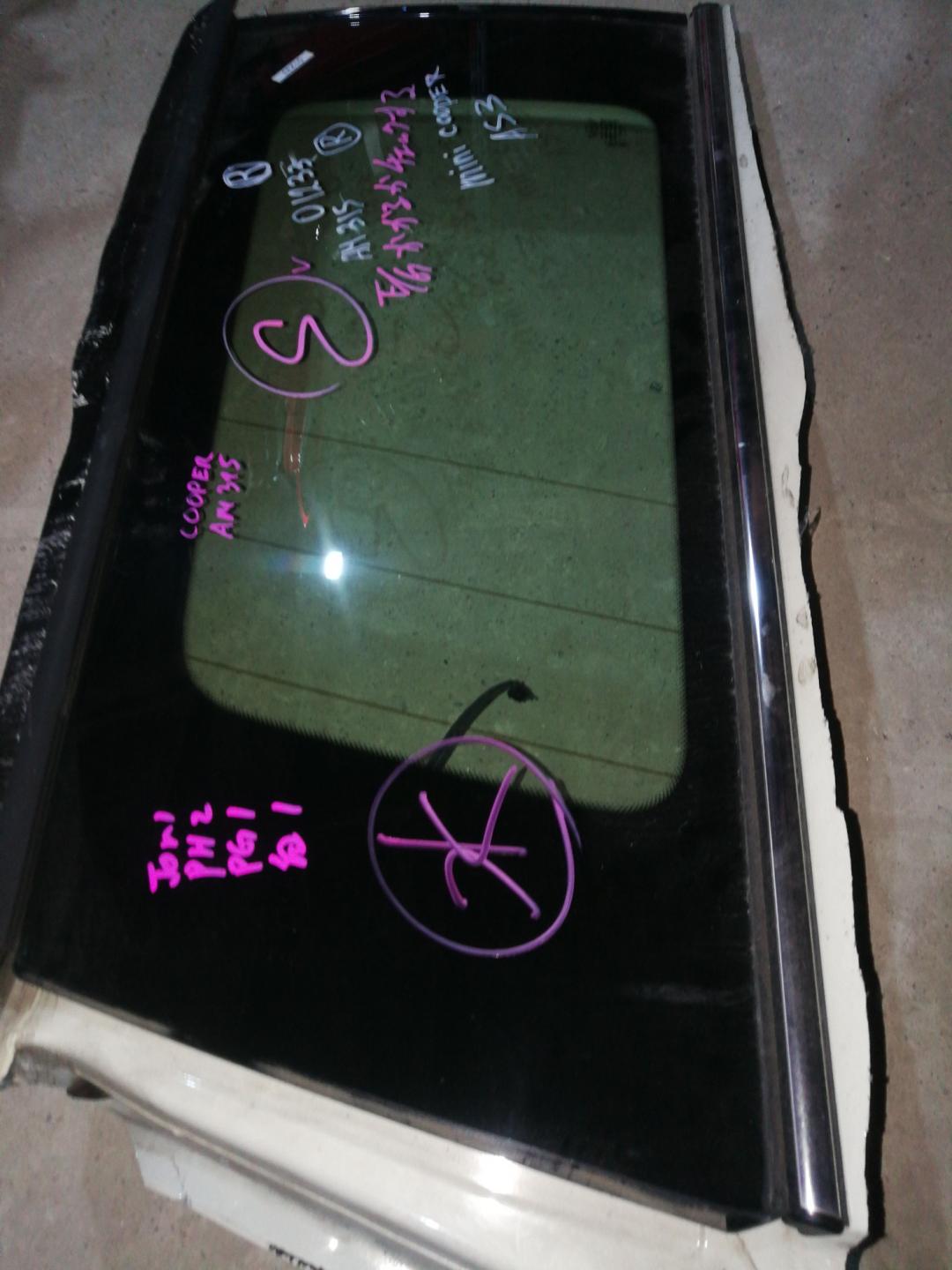 стекло кузовное боковое правое Mini Clubman 1 поколение (R55) 2011, 1.6 л., бензин, АКПП, белый, универсал, правый руль - фото №1