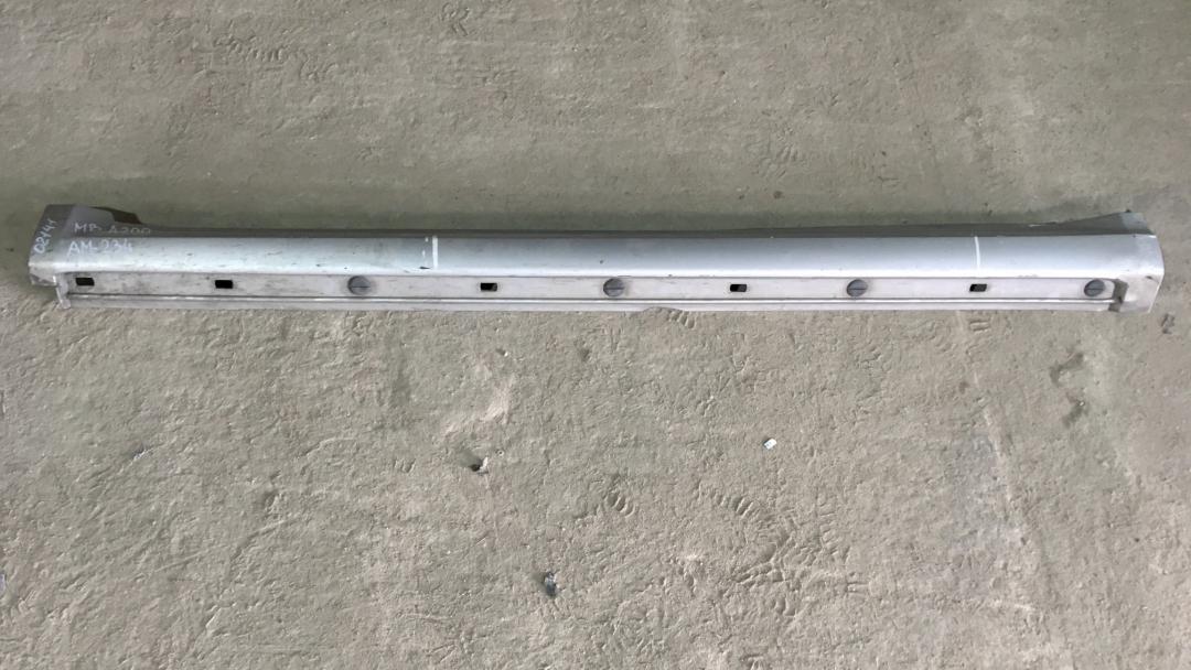 накладка на порог Mercedes-Benz A-Класс W169 2005, 2.0 л., бензин, АКПП, серебристый, хетчбэк 5 дв. - фото №1