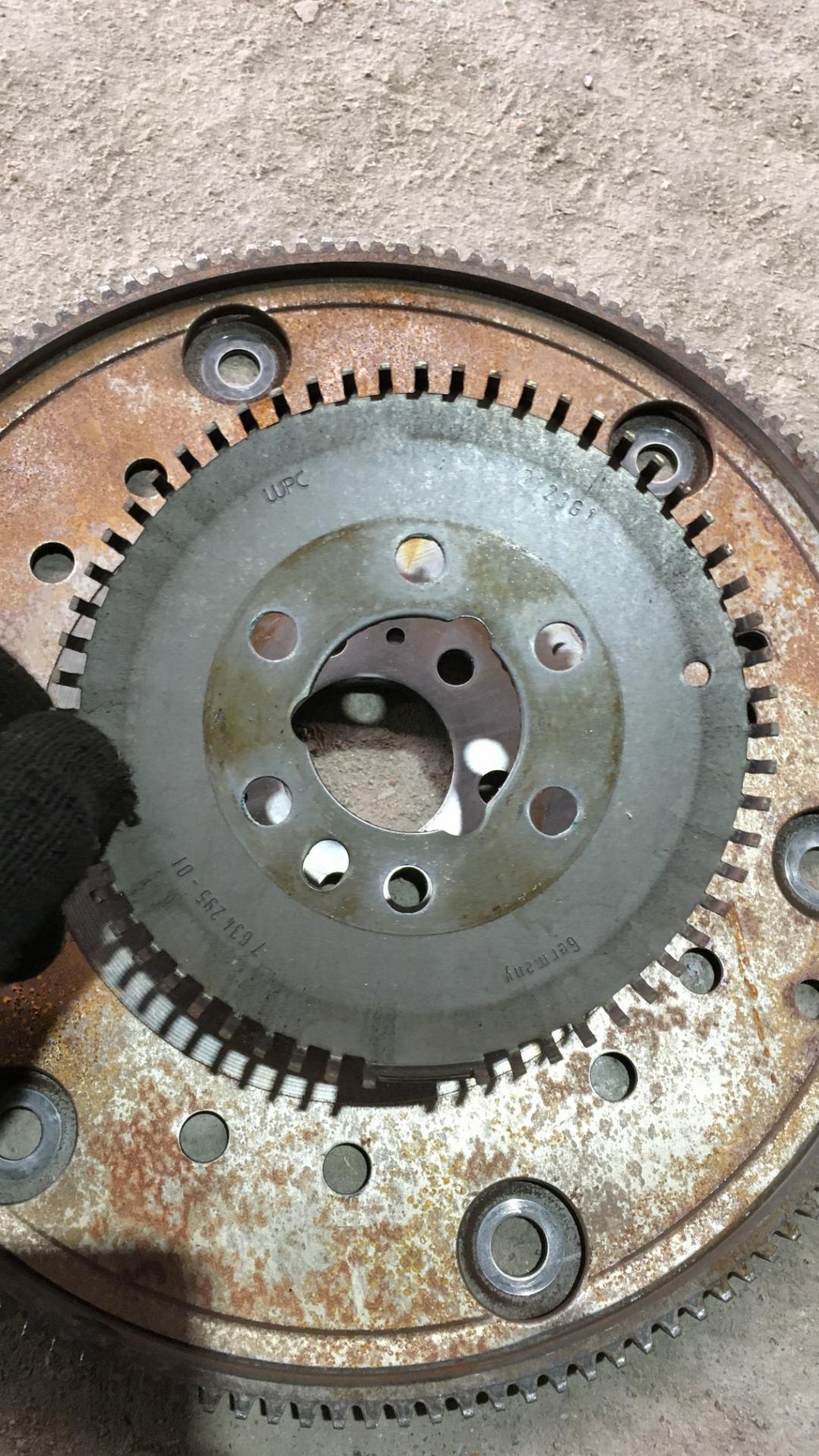 маховик Mini Clubman 1 поколение (R55) 2011, 1.6 л., бензин, АКПП, белый, универсал, правый руль - фото №1