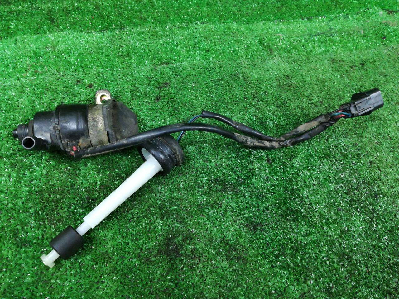 насос (моторчик) омывателя стекла Mitsubishi Space Wagon 2 поколение (Typ N30/N40) 1995, 37623 - фото №1