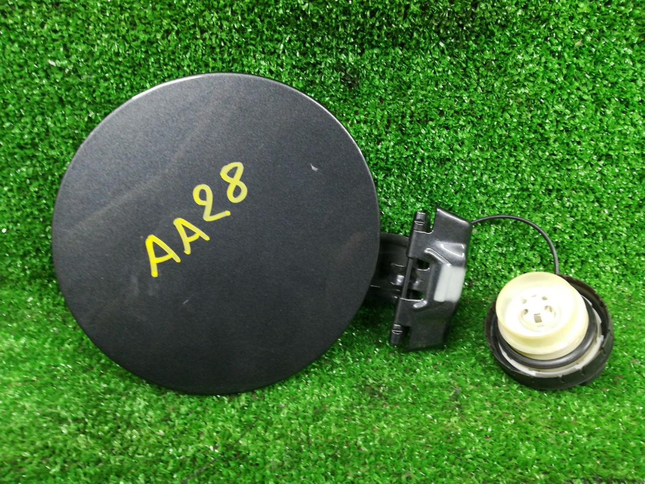 лючок топливного бака Mazda 3 3 поколение 2015, 2.5 л., PY-VPS, бензин, АКПП, серый, седан, передний привод, правый руль - фото №1