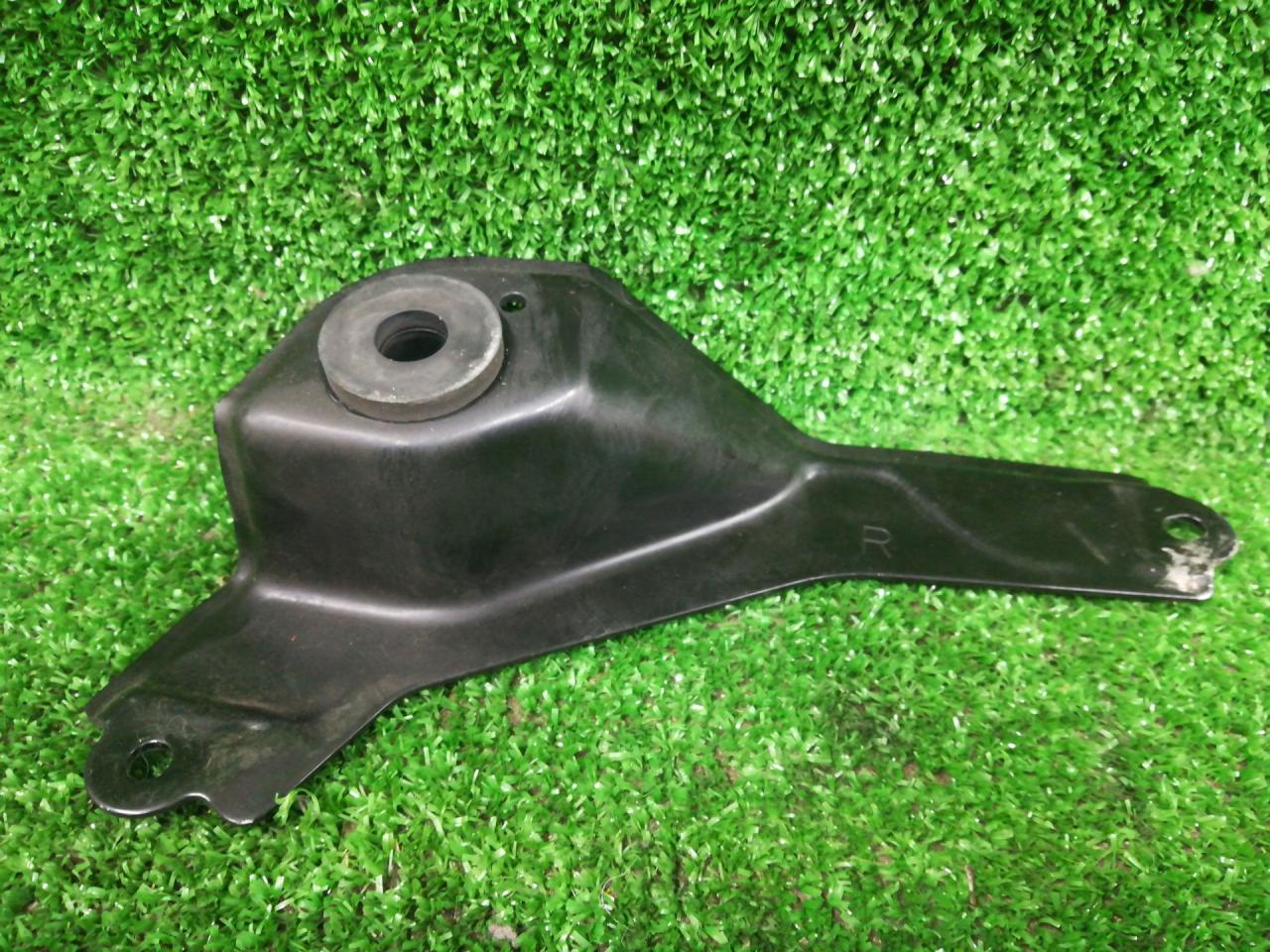 кронштейн радиатора Honda Accord 8 поколение CU2 2010, 2.4 л., K24Z3, бензин, АКПП, серый, седан, передний привод, правый руль - фото №1