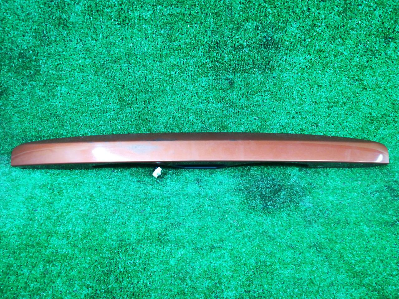 накладка подсветки номера Suzuki SX4 1 поколение 2006, 2.0 л., J20A, бензин, АКПП, золотистый, полный привод, 83941-80J00 - фото №1