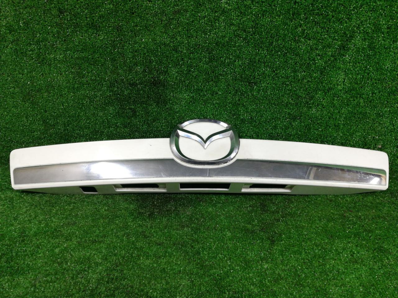 накладка подсветки номера Mazda CX-9 1 поколение TB 2009, 3.7 л., CA, бензин, АКПП, белый, внедорожник 5 дв., полный привод, правый руль, TD1650811 - фото №1