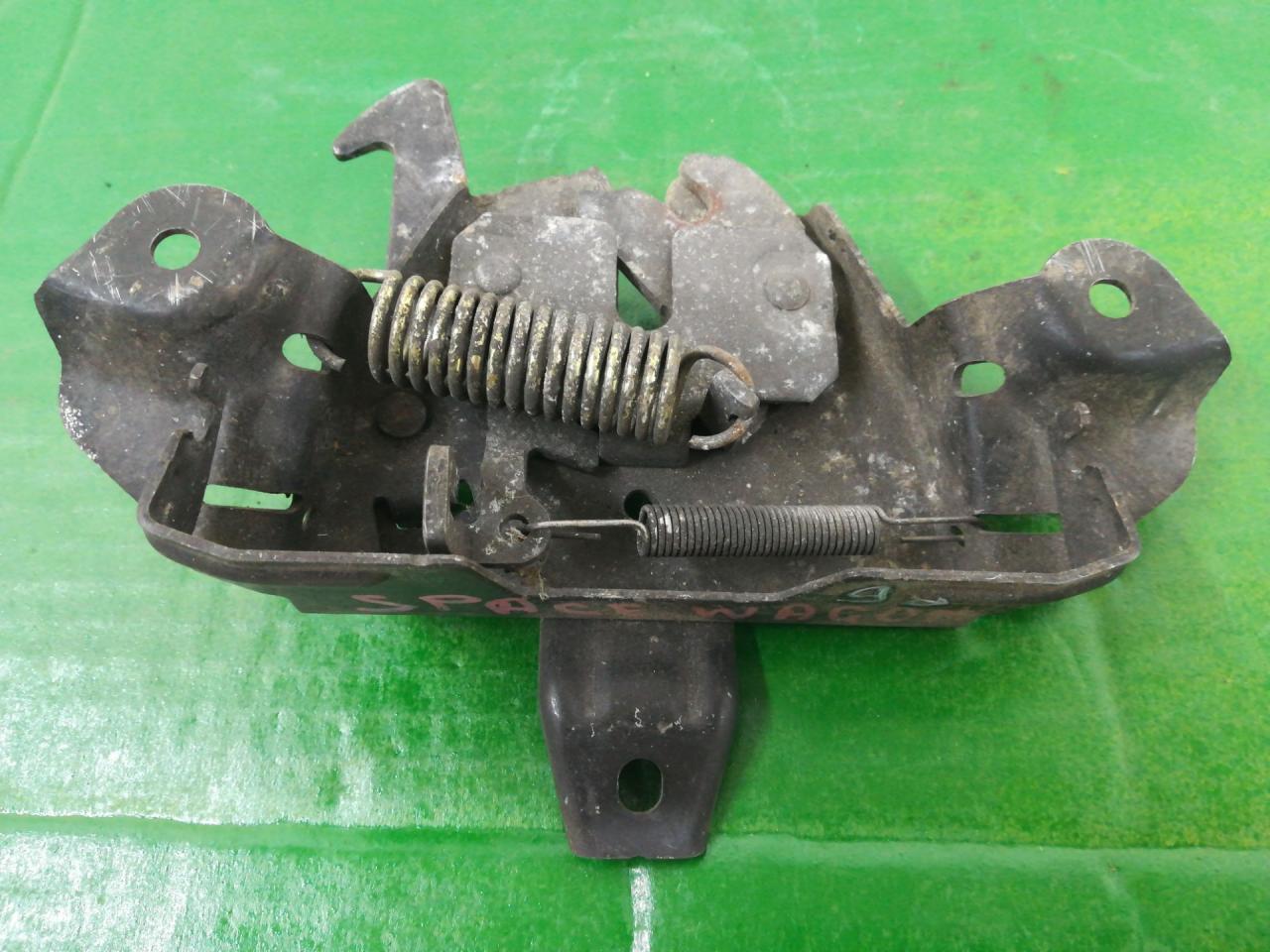 замок капота Mitsubishi Space Wagon 2 поколение (Typ N30/N40) 1998 - фото №1