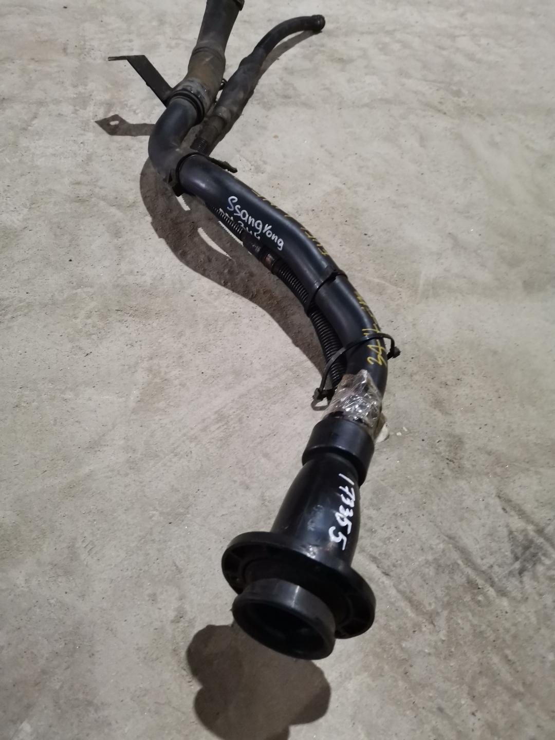 горловина топливного бака SsangYong Rodius 1 поколение 2007, 2.7 л., D27DT, дизель, АКПП, серебристый, правый руль - фото №1