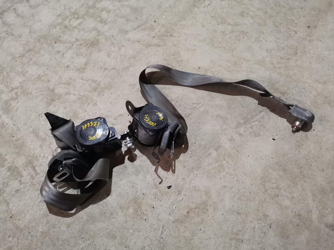 ремень безопасности SsangYong Rodius 1 поколение 2007, 2.7 л., D27DT, дизель, АКПП, серебристый, правый руль - фото №1