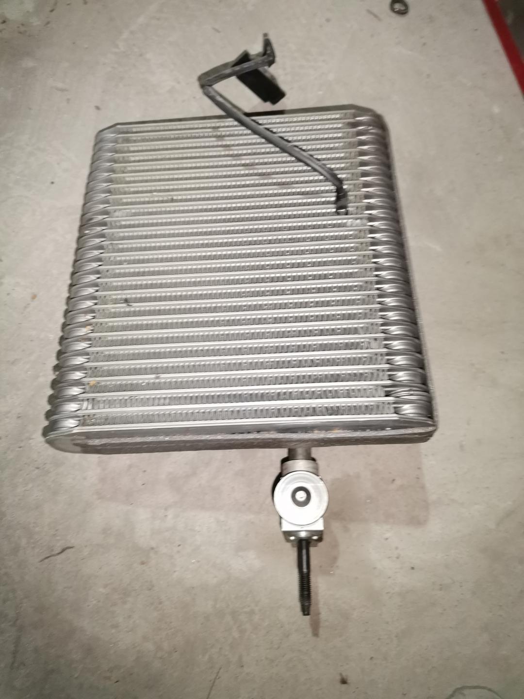 испаритель кондиционера SsangYong Rodius 1 поколение 2007, 2.7 л., D27DT, дизель, АКПП, серебристый, правый руль - фото №1