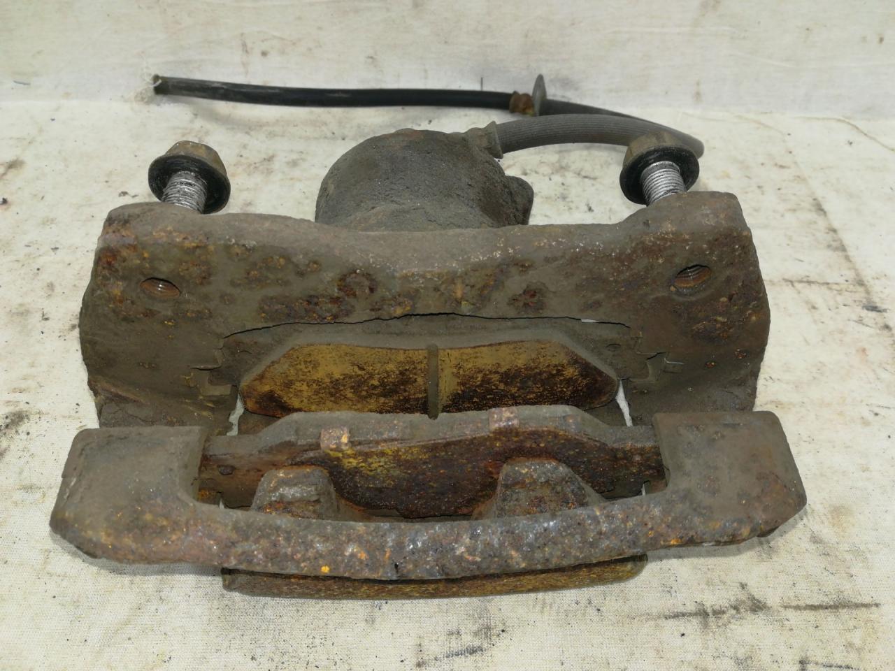 суппорт передний правый Pontiac Vibe 2 поколение 2010, бензин, АКПП, минивэн - фото №1