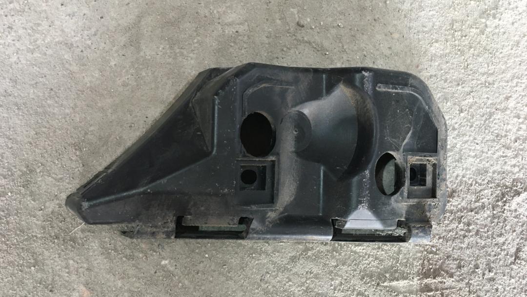 крепление бампера Volvo V50 1 поколение 2006, 2.4 л., B 5244 S4, бензин, АКПП, серебристый, универсал, передний привод, правый руль - фото №1