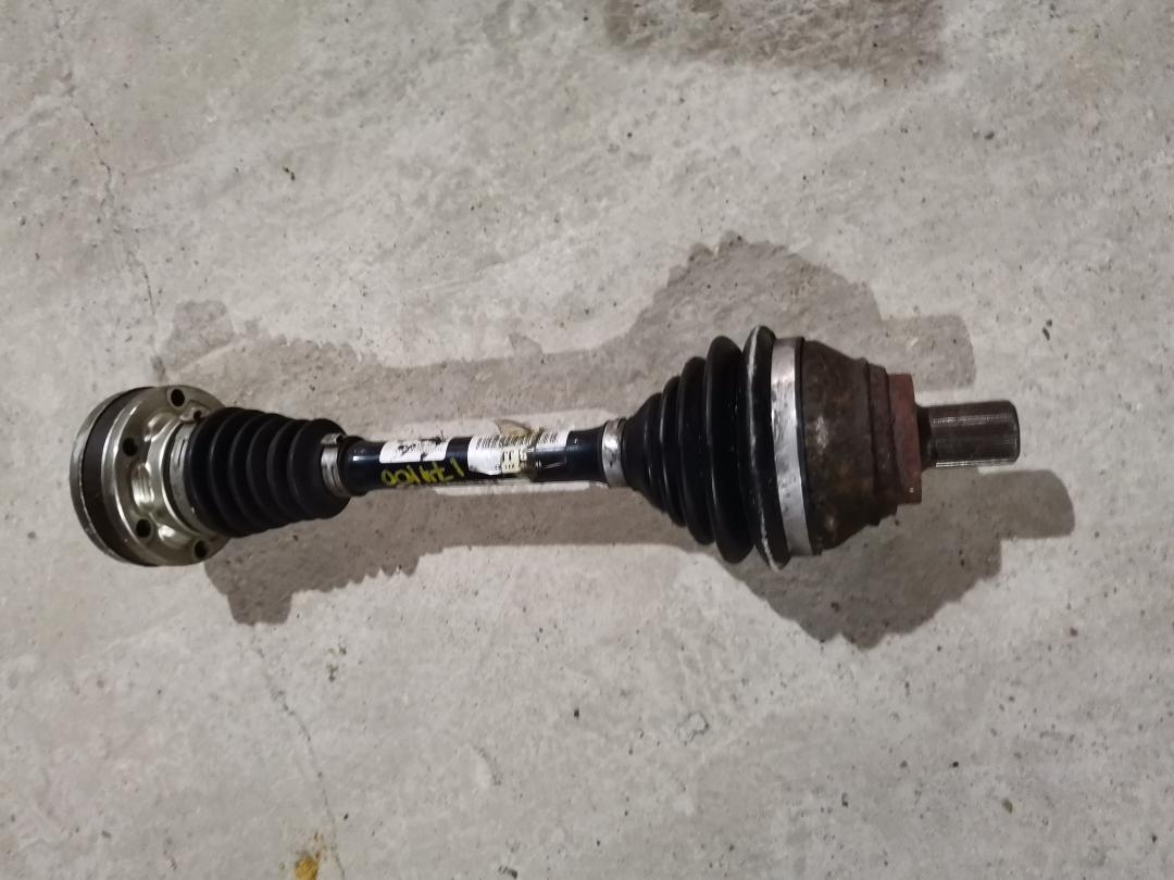 полуось передняя левая (приводной вал, ШРУС) Volkswagen Passat B6 2007, 3.2 л., AXZ, бензин, АКПП, черный, седан, полный привод, правый руль - фото №1