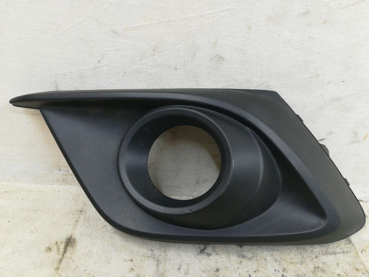 рамка фары противотуманной левой Mazda 3 3 поколение 2016, 2.0 л., бензин, АКПП, серый, седан, передний привод, правый руль, BHR150C21 - фото №1