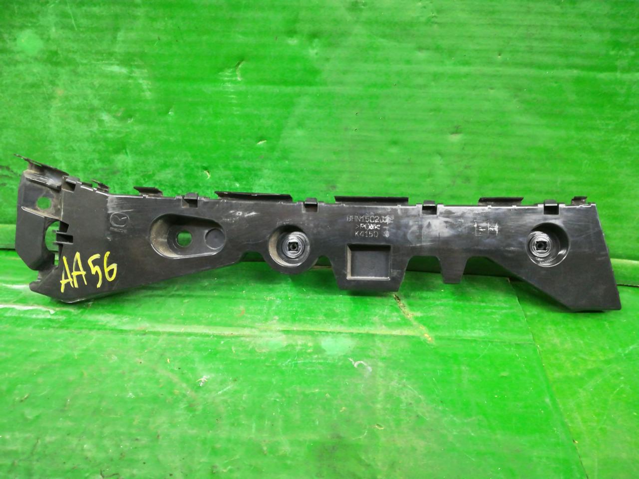 Крепление бампера переднего Mazda 3 3 поколение 2016, 2.0 л., бензин, АКПП, серый, седан, передний привод, правый руль, BHN1502J1 - фото №1