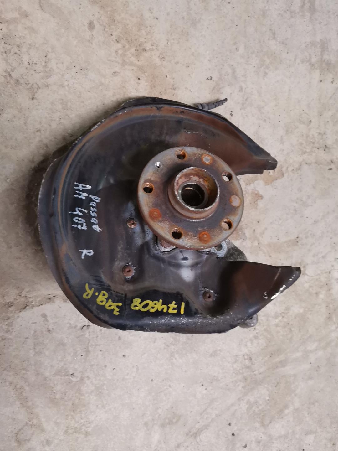 кулак задний правый Volkswagen Passat B6 2007, 3.2 л., AXZ, бензин, АКПП, черный, седан, полный привод, правый руль - фото №1