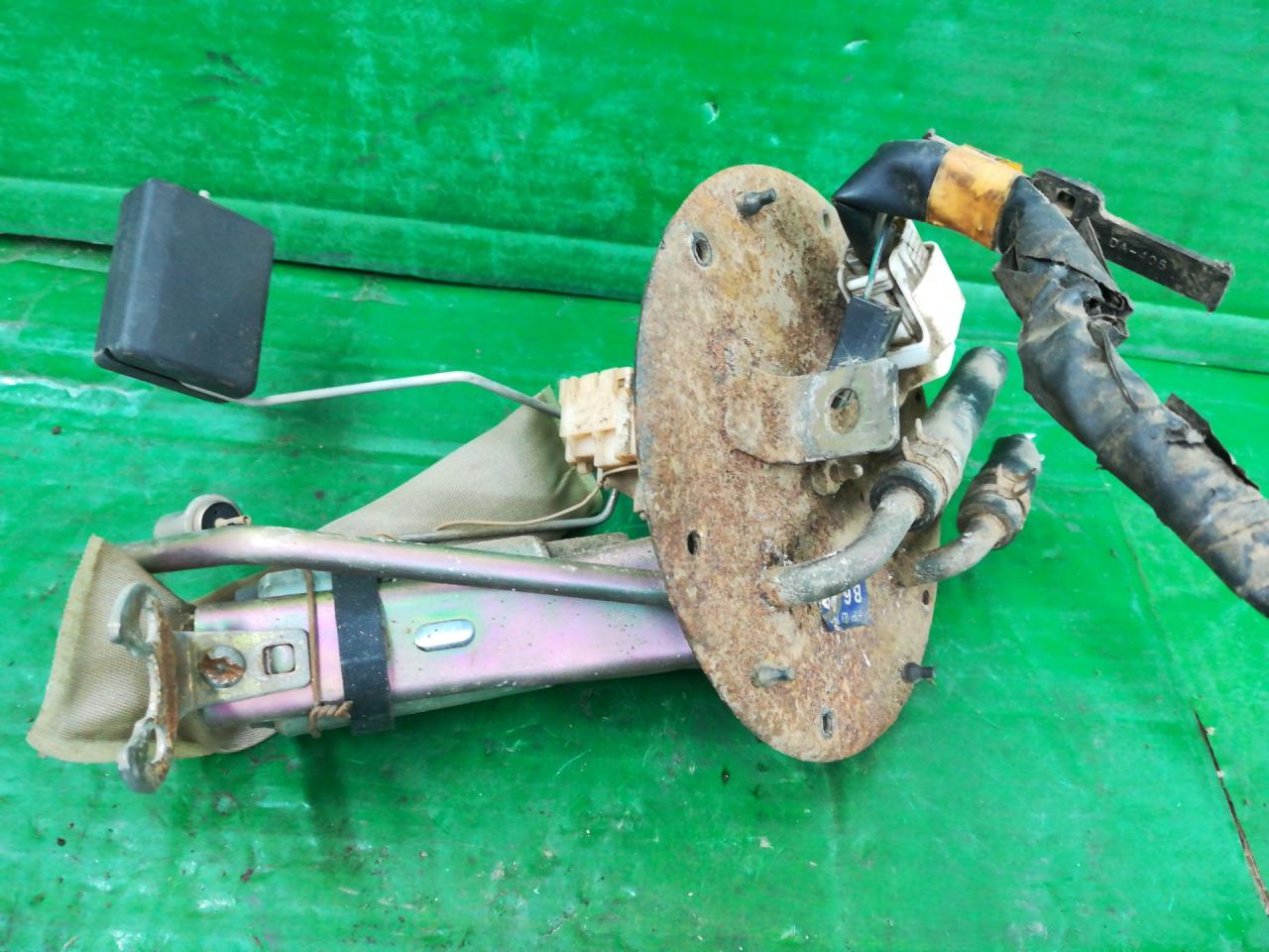 насос топливный Mazda 323C BA 1995, 1.8 л., BP (DOHC), бензин, МКПП, зеленый, седан, передний привод - фото №1
